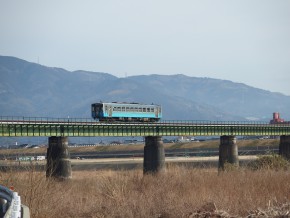 電車の背景でかすむ山