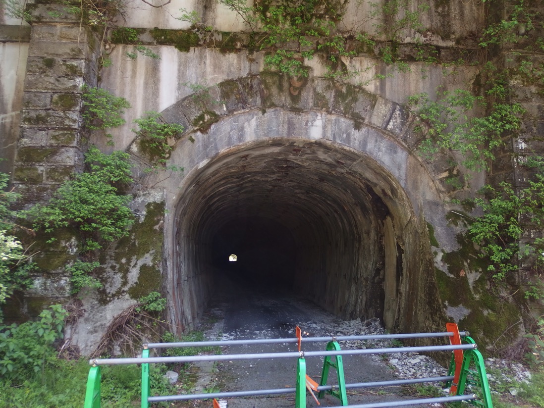 崩落寸前のトンネル