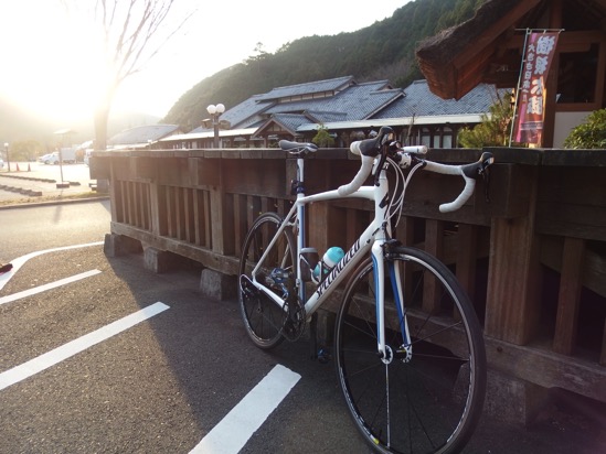 朝日と自転車