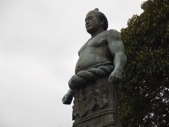 前田山の像