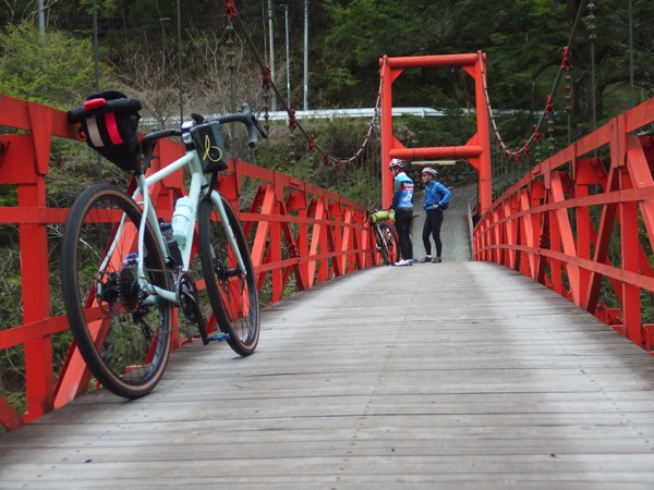 吊橋と自転車