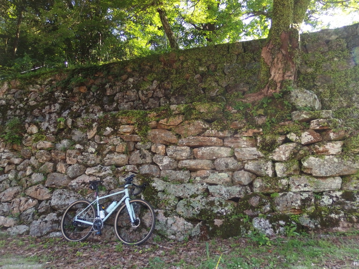 石垣と自転車